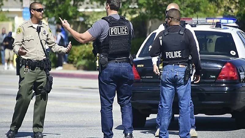 ضرب عاملين في مكتب عضو بالكونجرس الأمريكي بمضرب بيسبول!