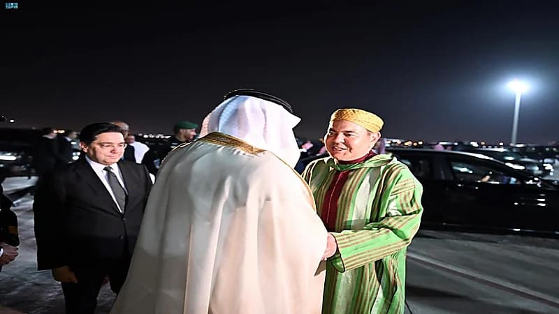 الأمير رشيد بن الحسن يغادر جدة