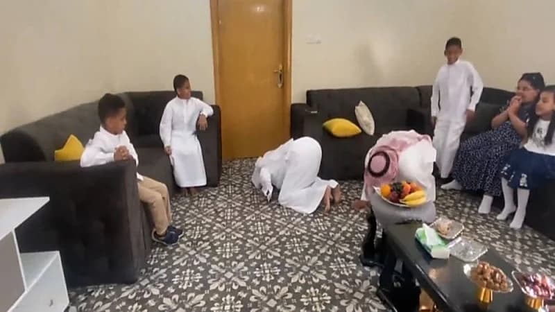 سجود شقيق وعم رائد الفضاء علي القرني بعد وصوله إلى الأرض ..فيديو
