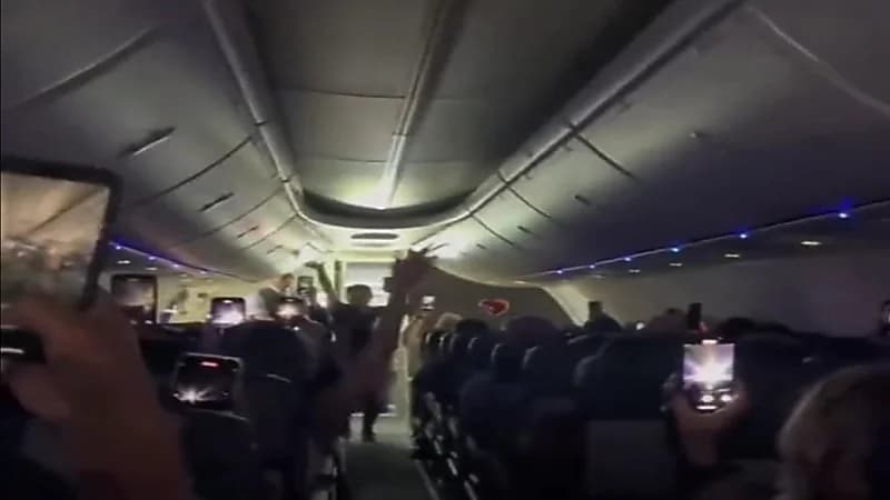 مشهد مُبهج لاحتفال ركاب على متن طائرة بعد تأخر رحلتهم.. فيديو