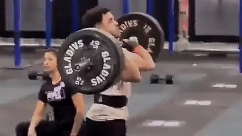 شاب يُسقط الأثقال علي رأس زميله متعمدا .. فيديو