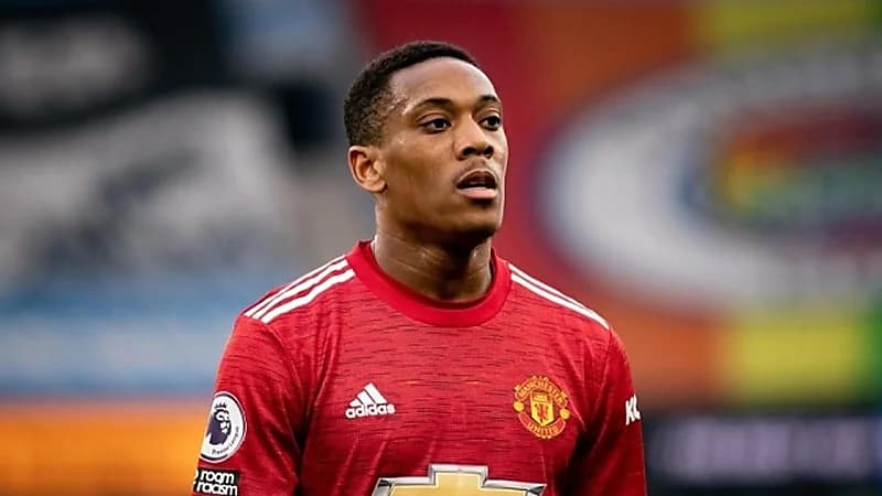 مهاجم مانشستر يونايتد يقترب من دوري روشن