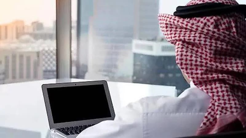 محامي يؤكد أن فزعة الزميل لزميله لتغطيته في الدوام جريمة جنائية