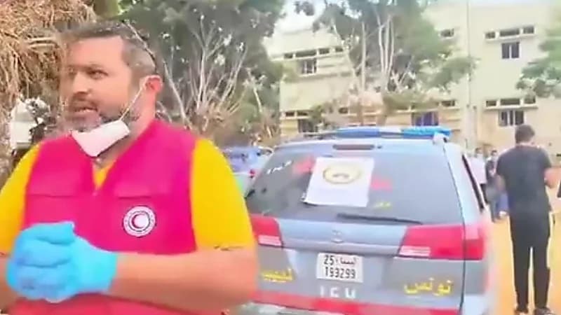 لحظة انتشال طفلتين على قيد الحياة من تحت الأنقاض في درنة .. فيديو