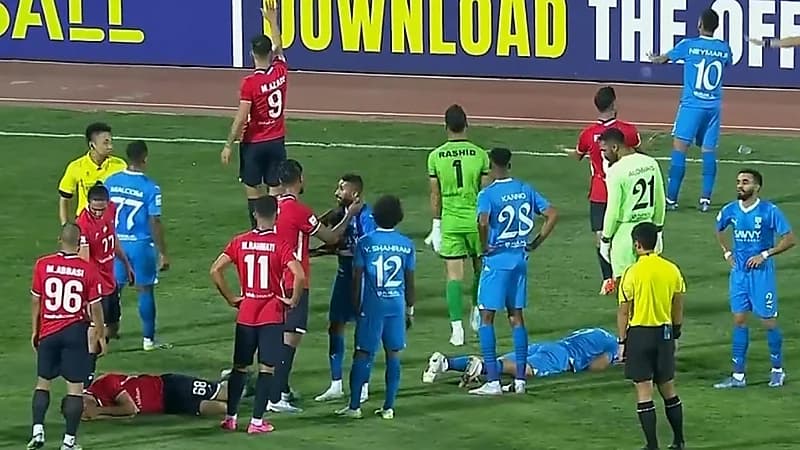 جماهير نساجي ترمي علب المياه على لاعبي الهلال .. فيديو