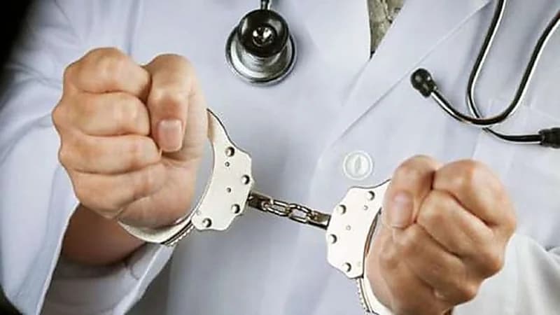 القبض على عراقي أُمِّي لانتحاله صفة طبيب تجميل
