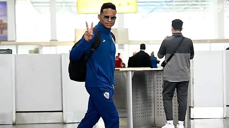 بعثة الزمالك تغادر إلى الرياض .. صور