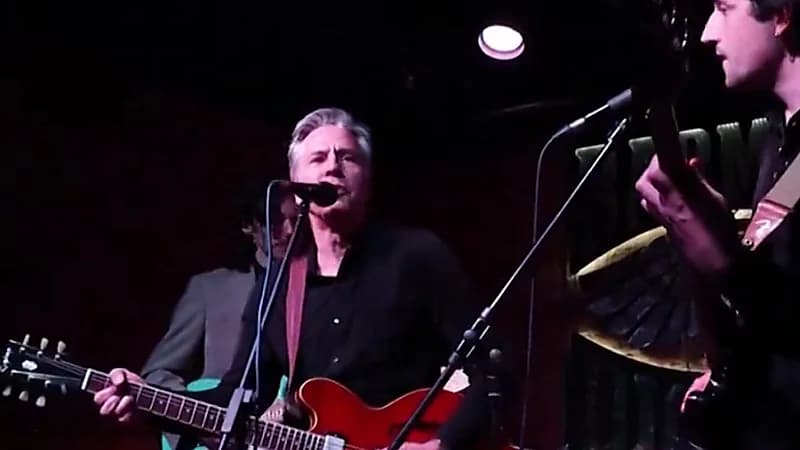 وزير خارجية أمريكا يغني ويعزف مع فرقة موسيقية في حانة بكييف .. فيديو