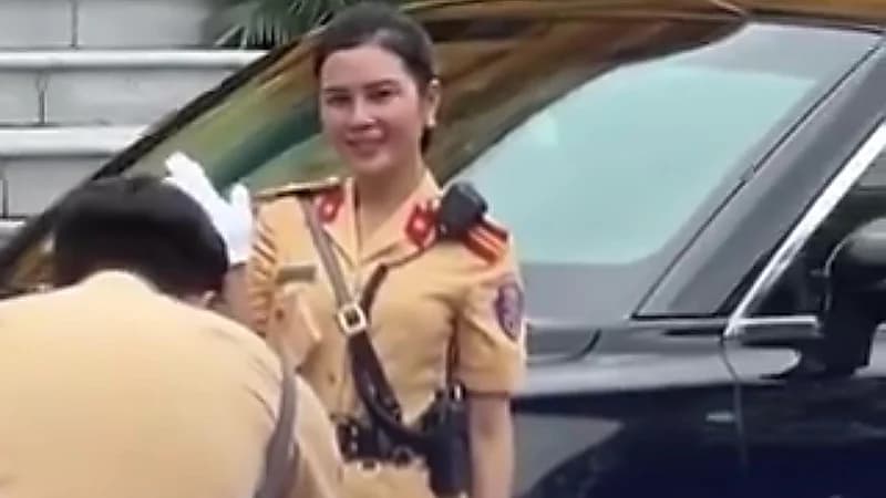رجال الأمن في فيتنام يلتقطون صوراً تذكارية مع سيارة بوتين .. فيديو