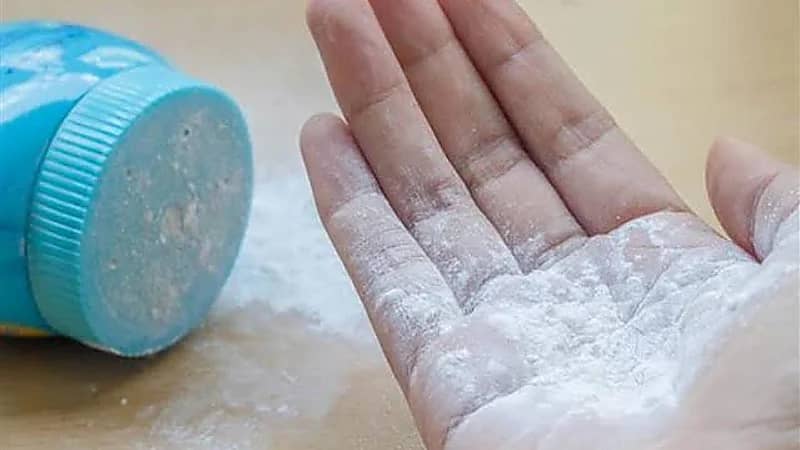 اختصاصي في علوم الأورام يكشف مخاطر بودرة التلك على جسم الإنسان.. فيديو