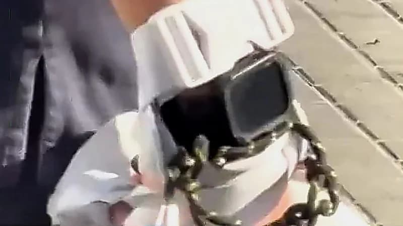 تفاديًا لسرقتها .. مشاهد لانتشار ربط الهواتف بالأيدي في برشلونة .. فيديو