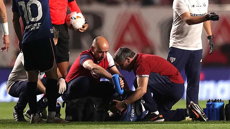 سقوط مُفاجئ للاعب ناسيونال خلال مواجهة ساو باولو .. فيديو