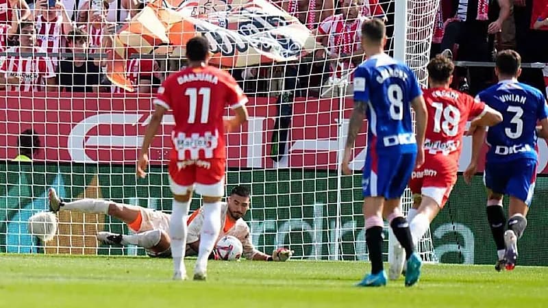 حارس جيرونا يتصدى لـ3 ركلات جزاء في مباراة واحدة