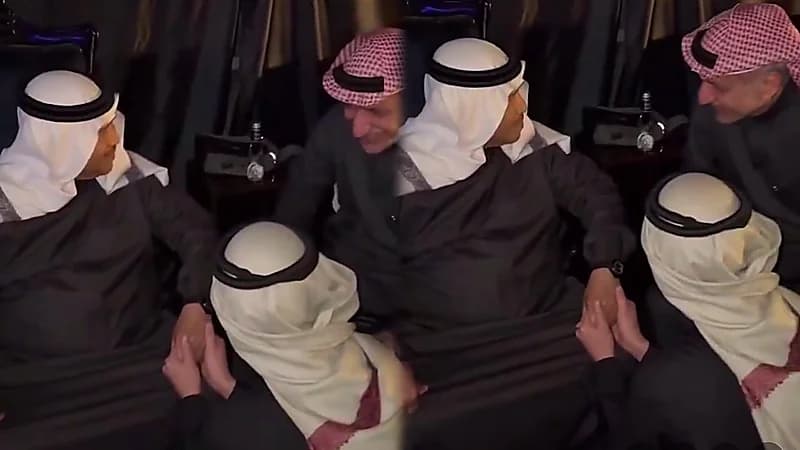 محمد عبده يمازح ابنه : القرد في عين أمه غزال .. فيديو