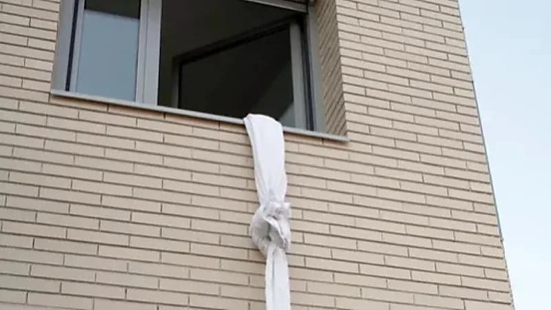 رجل يقفز من شرفة فندق هرباً من ضبط زوجته له مع عشيقته