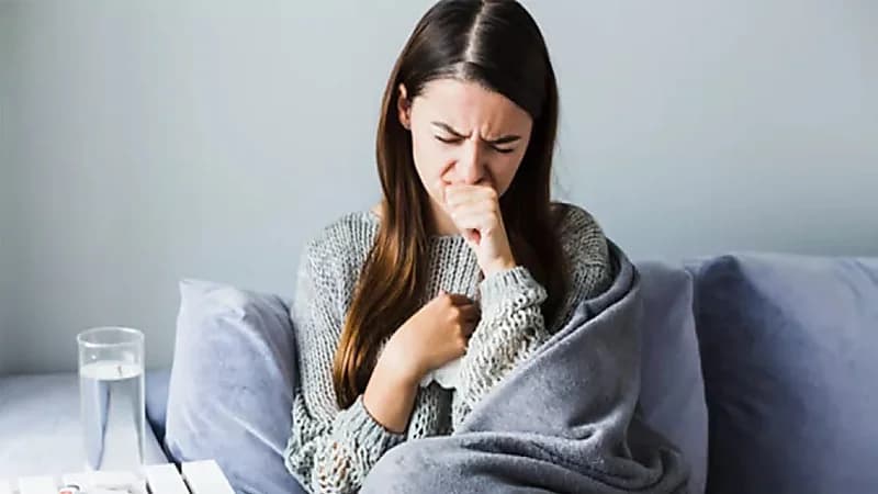 أخصائي تغذية يكشف عن 4 وصفات طبيعية لتهدئة الكحة.. فيديو