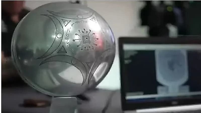 اكتشاف جسم كروي معدني غامض في منطقة ريفية نائية