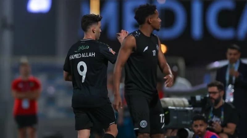 ردة فعل حمدالله مع جماهير الاهلي بعد طرده.. فيديو