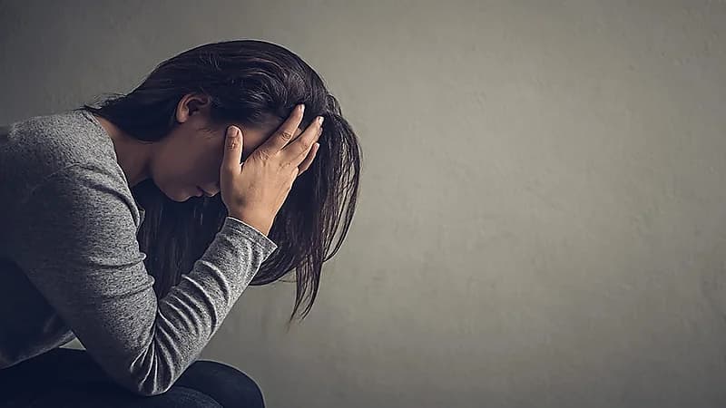 أعراض جسدية تظهر عند الإصابة باضطرابات نفسية .. فيديو