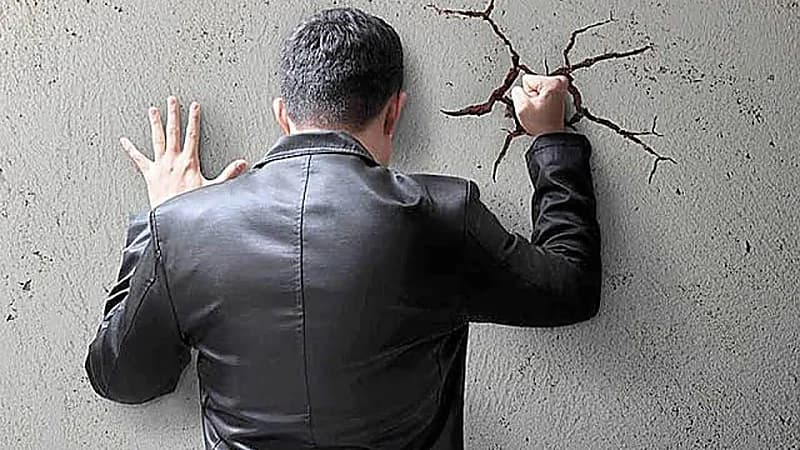 مختص يكشف علامات تدل على الإصابة بالكبت النفسي .. فيديو