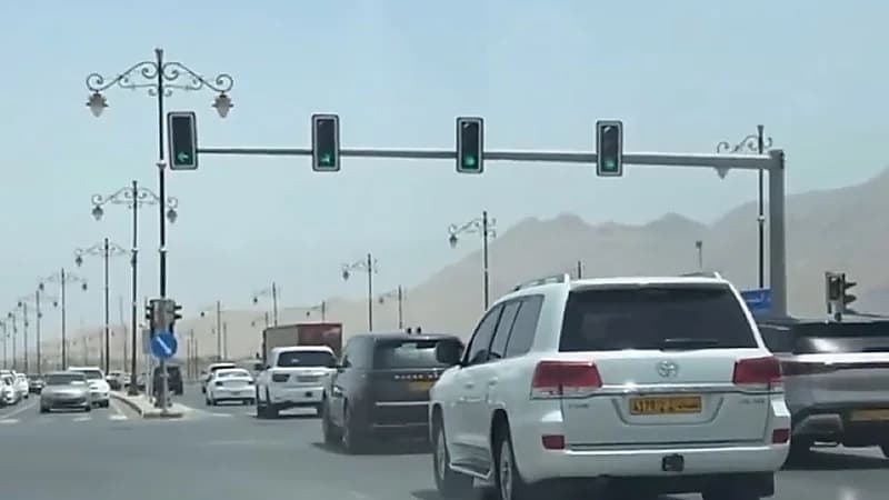 السلطان هيثم بن طارق يقود سيارته الخاصة في جولة بولاية نزوى .. فيديو