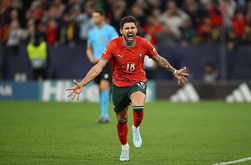 منتخب البرتغال يحتفل بالتتويج بدوري الأمم الأوروبية على طريقة الهلال