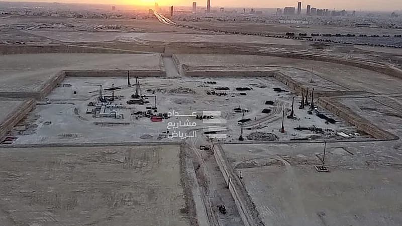 لقطة جوية توثق اكتمال أعمال الحفر لمعلم المكعب في الرياض