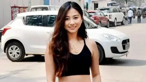 سائحة كورية شهيرة تتعرض لموقف محرج من سائق على الهواء