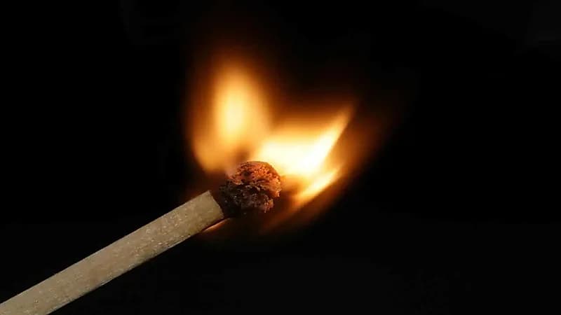 شاب يشعل النار في زوجة عمه بعد اتهامها بالسحر ويحترق معها