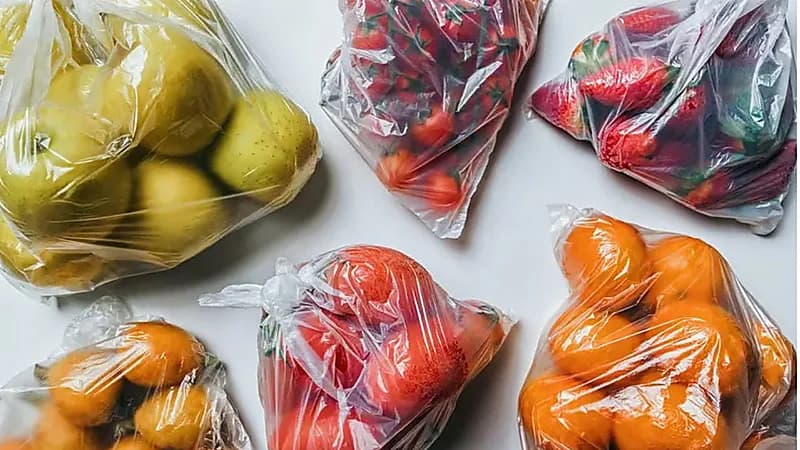 دراسة: فتح عبوات الطعام قد يلوثه بجزيئات بلاستيكية دقيقة ونانوية