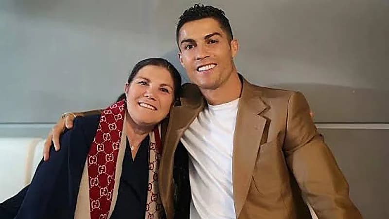 والدة رونالدو تدافع عنه بعد غيابه عن جنازة جوتا : كفوا عن التكهنات الرخيصة