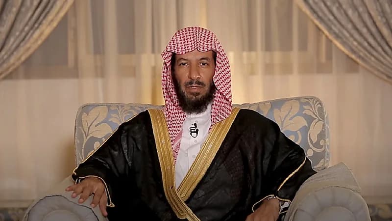 الشثري: لا يجوز للمحرم قبل العمرة أن يطيّب ثياب الإحرام حتى قبل أن يلبسه.. فيديو