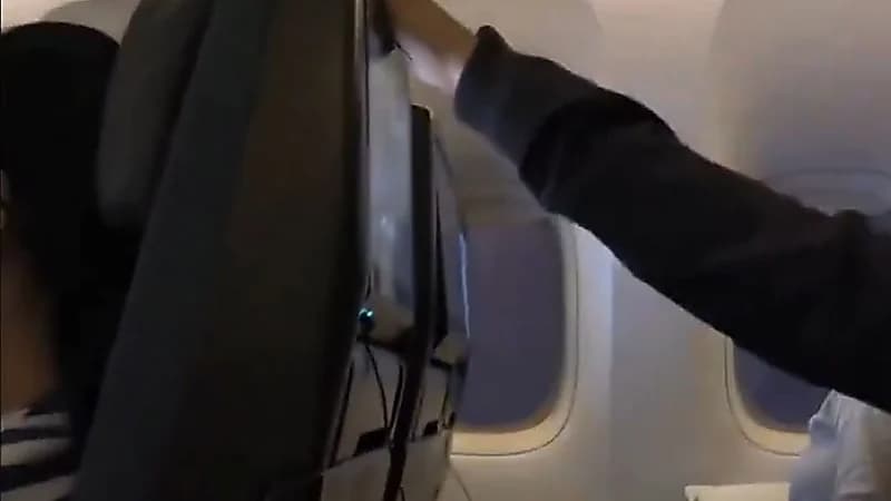 ركاب طائرة يُحتجزون داخلها 28 ساعة بسبب الأحوال الجوية. فيديو