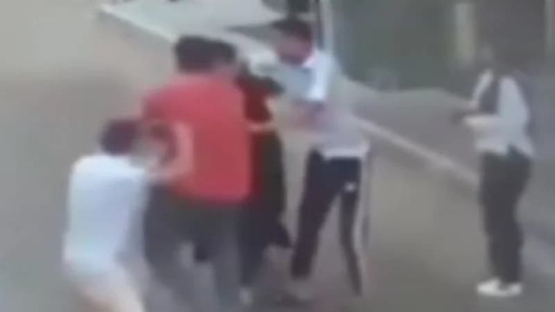 القبض على عاملين تعديا بالضرب على فتاة.. فيديو