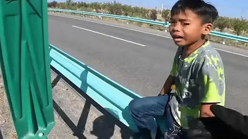 أب يعاقب طفله بتركه وحيداً على جانب طريق سريع.. صور