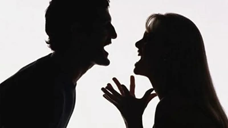 رجل يتدلى من شرفة الطابق الخامس رفضًا لطلاق زوجته