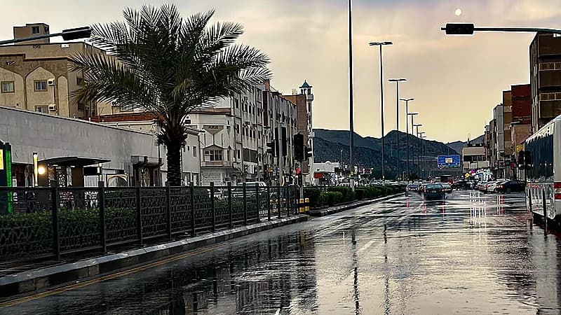 إمارة مكة تصدر تحذيرًا لسالكي الطرق بسبب أمطار رعدية متوقعة