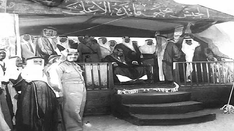 صورة نادرة للملك عبدالعزيز بساحة العقيق بالطائف