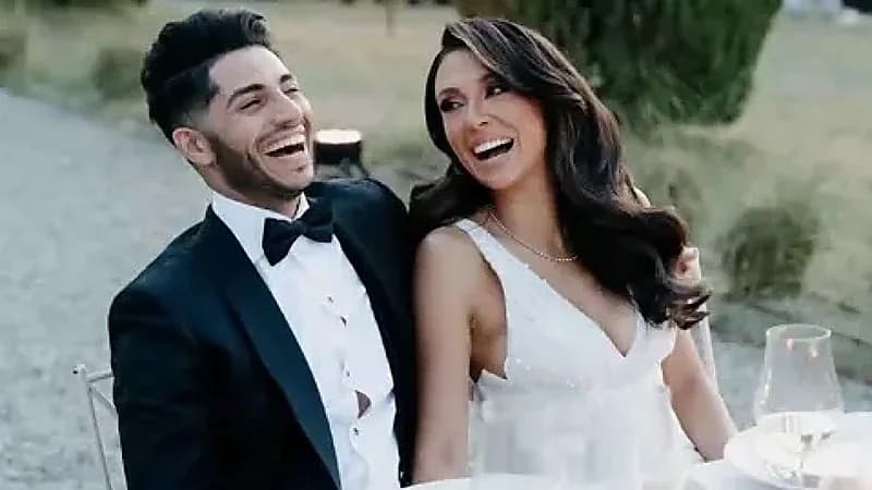 زوجة مينا مسعود تثير الجدل بظهورها على كرسي متحرك بعد أيام من زفافها