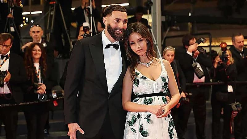 أول ظهور لزوجة كريم بنزيما منذ عقد القران .. صور