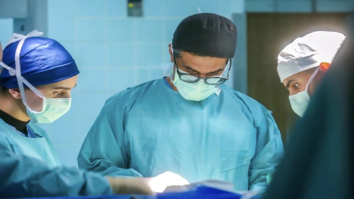 تفاصيل أول جراحة عالمية لاستئصال ورم دماغي سحائي بالروبوت لمريض .. فيديو
