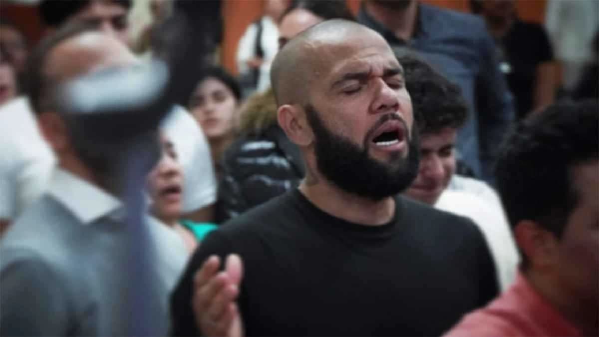 برشلوني سابق يترك الملاعب ويتحول لواعظ ديني .. فيديو