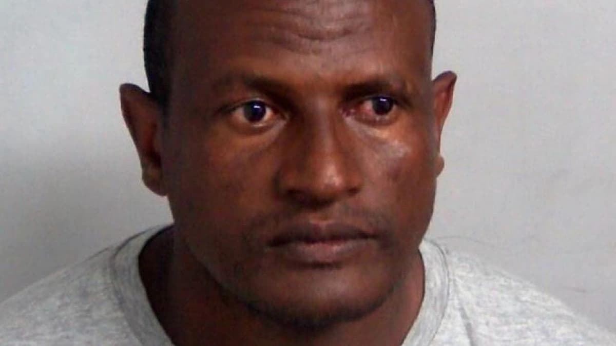 ترحيل مهاجر إثيوبي أُطلِق سراحه بالخطأ رغم إدانته بجرائم اغتصاب في بريطانيا