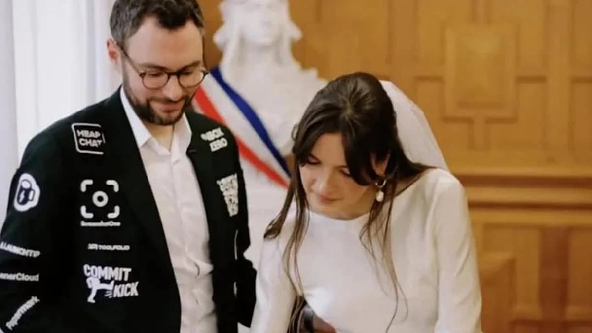 عريس يحول بدلة زفافة للوحة إعلانات ليغطي مصاريف الزواج..صور