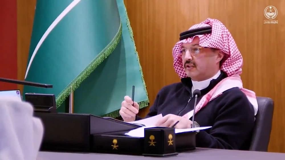 أمير عسير يؤجل ترقية رئيس مركز لتأخره في معالجة طلب مواطن..فيديو