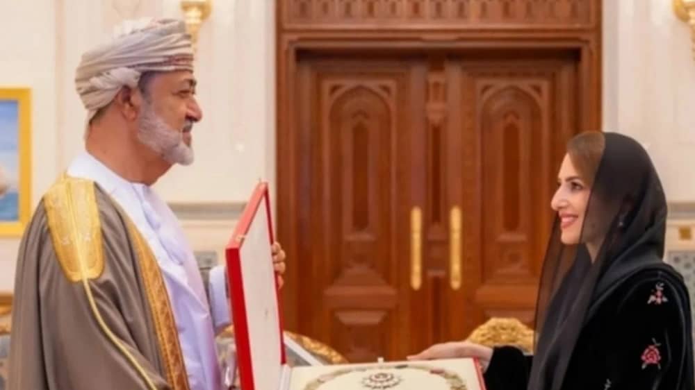 السيدة عهد البوسعيدية تتلقى وسام الشرف الأعظم تقديرًا لعطائها الوطني