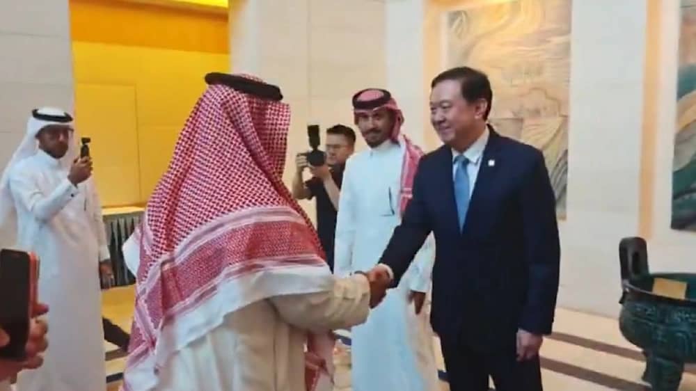 سفير الصين يكرم 3 سعوديين لإنقاذهم مهندسين صينيين .. فيديو