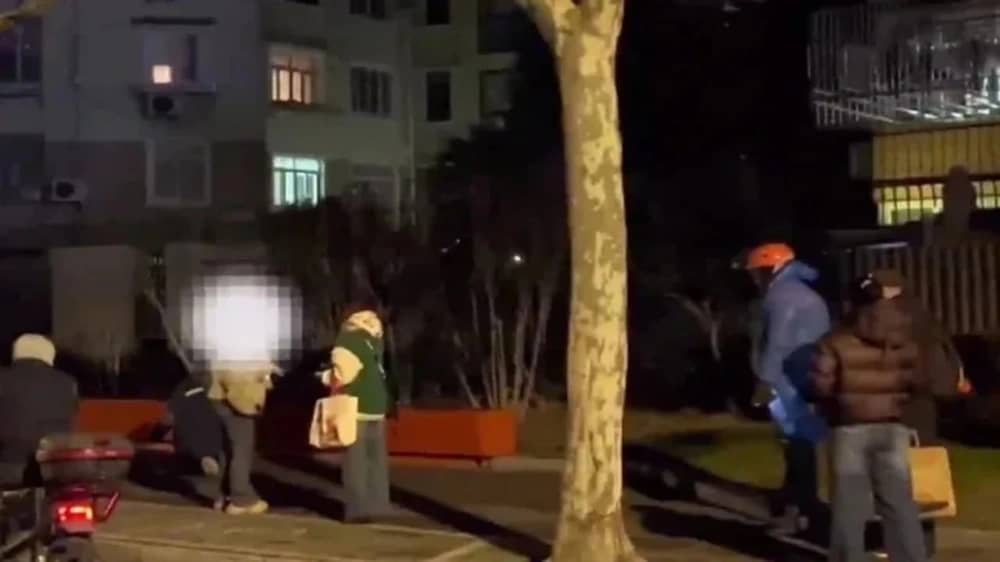 أم تعاقب طفلتها بالزحف في الشارع بليلة باردة