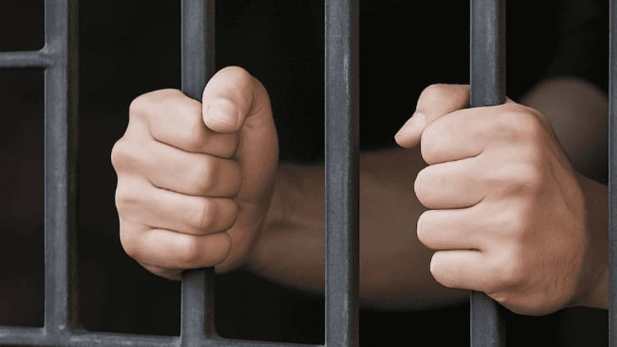 السجن 36 عامًا لشخص قتل 3 مسنين بدم بارد