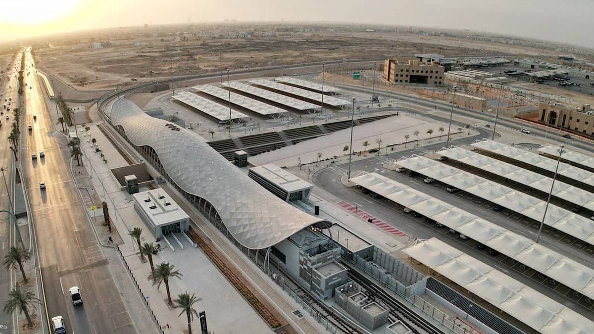 توقيع عقدين لتطوير 1,700 موقف سيارات قرب محطات قطار الرياض